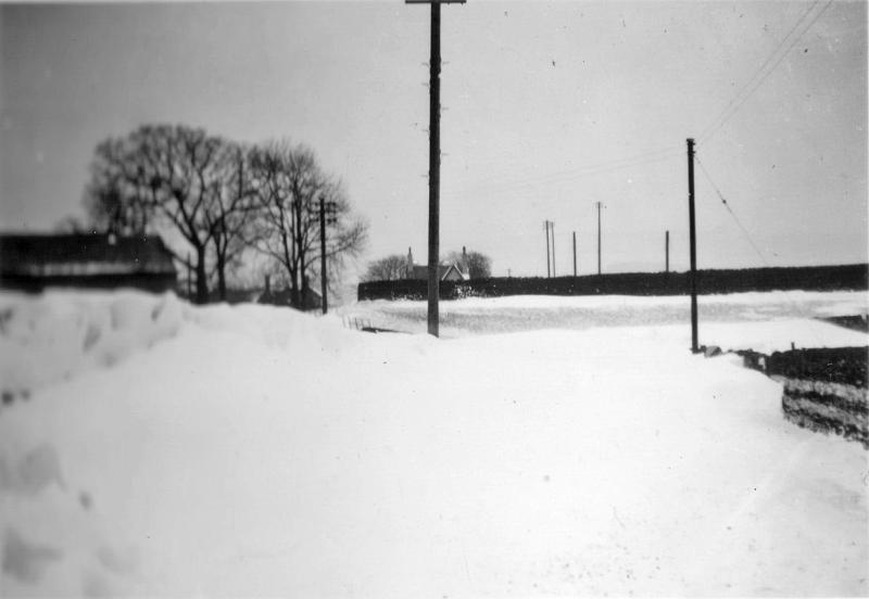 LP Snow 2B.jpg - Deep snow drifts at Long Preston - in the winter of 1940.